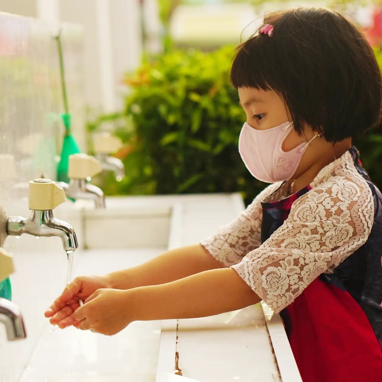 Anak kecil cuci tangan. Gambar oleh Nghi Nguyen dari Pixabay