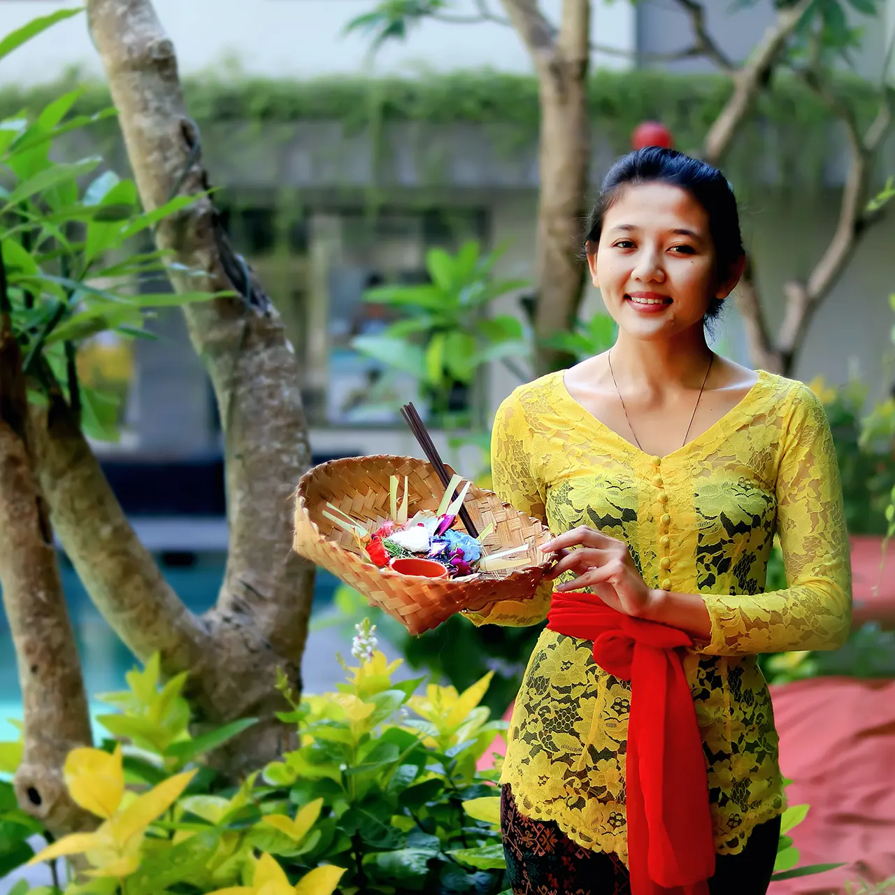Wanita Bali memakai gaun kuning. Foto oleh Farano Gunawan dari Unsplash 